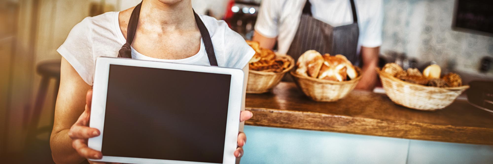 Esterno dello studio culinario con insegna artigianale